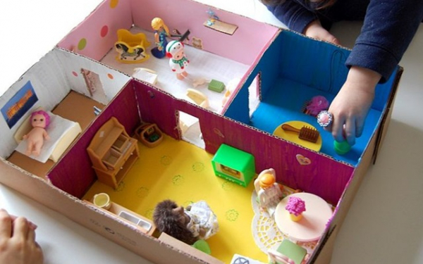 Как сделать дом для кукол из коробки