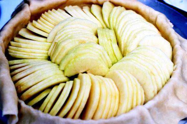 Как приготовить шарлотку с яблоками в духовке: простой рецепт