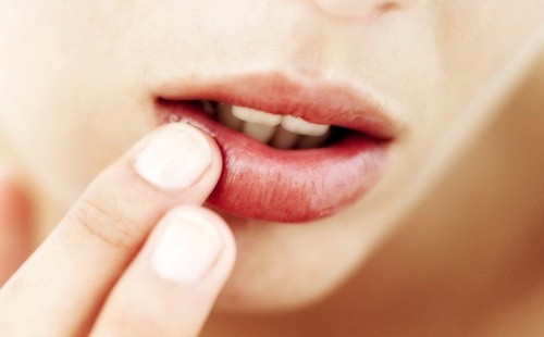 Как лечить простуду на губах при беременности: эффективные и безопасные средства