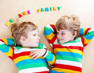 Отличие близнецов от двойняшек: как различить похожих друг на друга детей