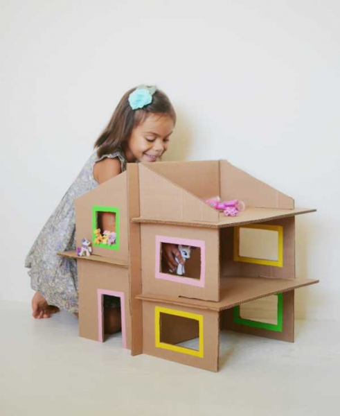Как сделать дом для кукол из коробки