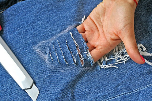 Как сделать дырки на джинсах: своими руками